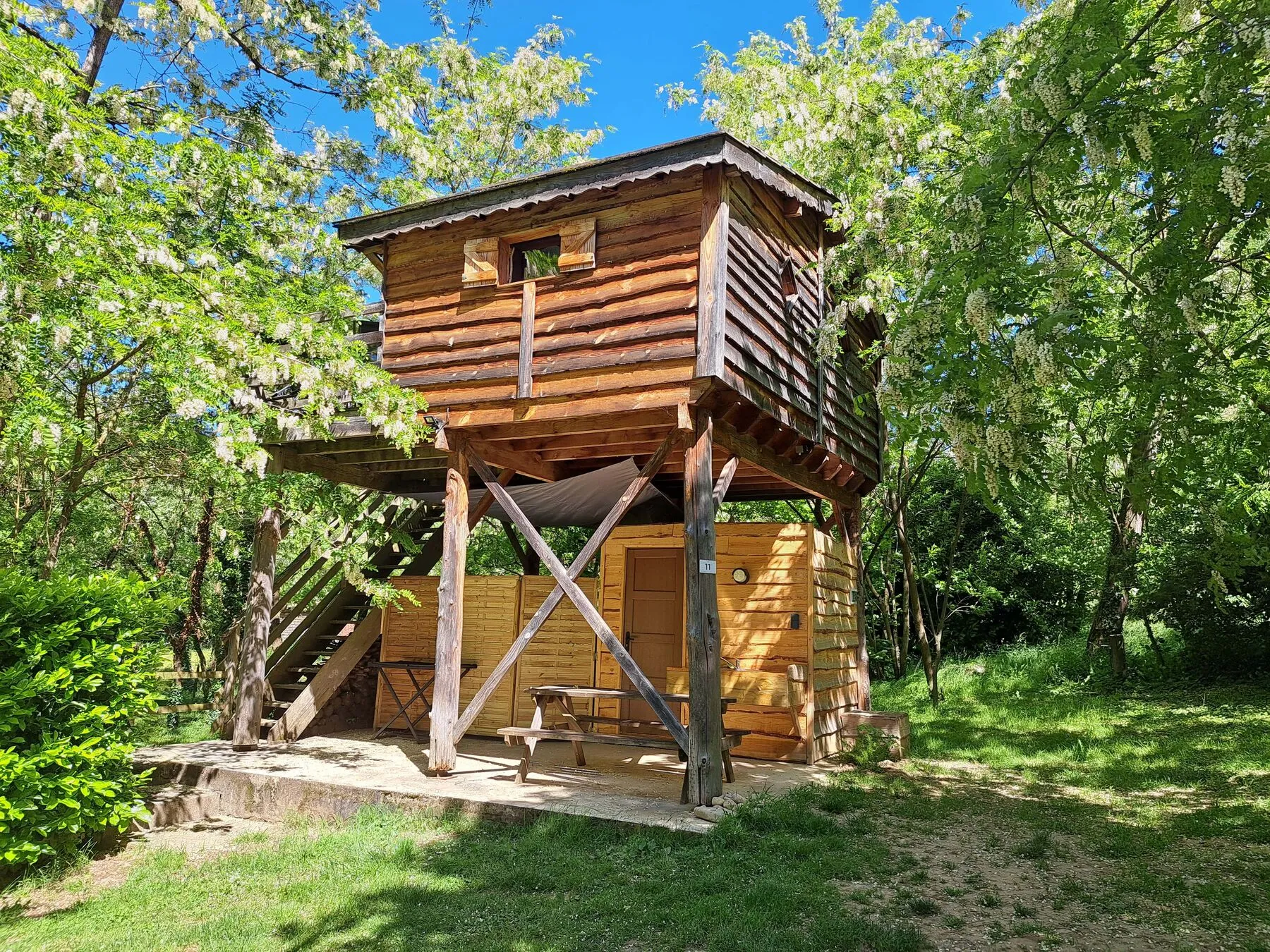 La cabane perchée sur pilotis, à la cime des arbres