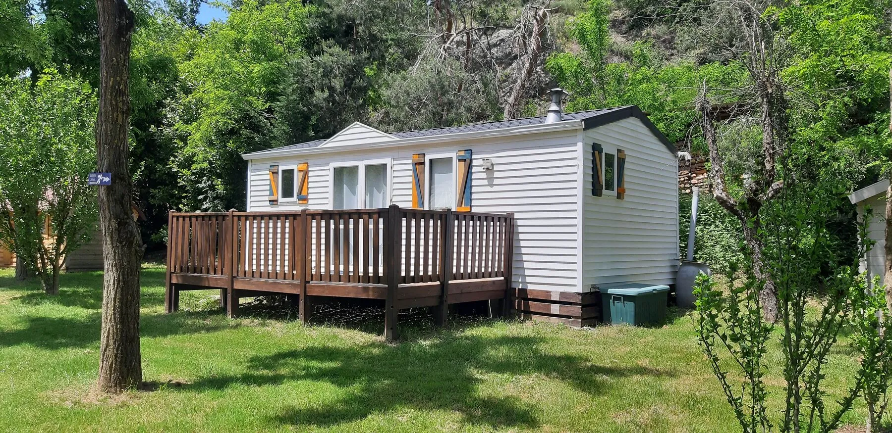 De Cottage Flower met zijn verhoogde houten terras