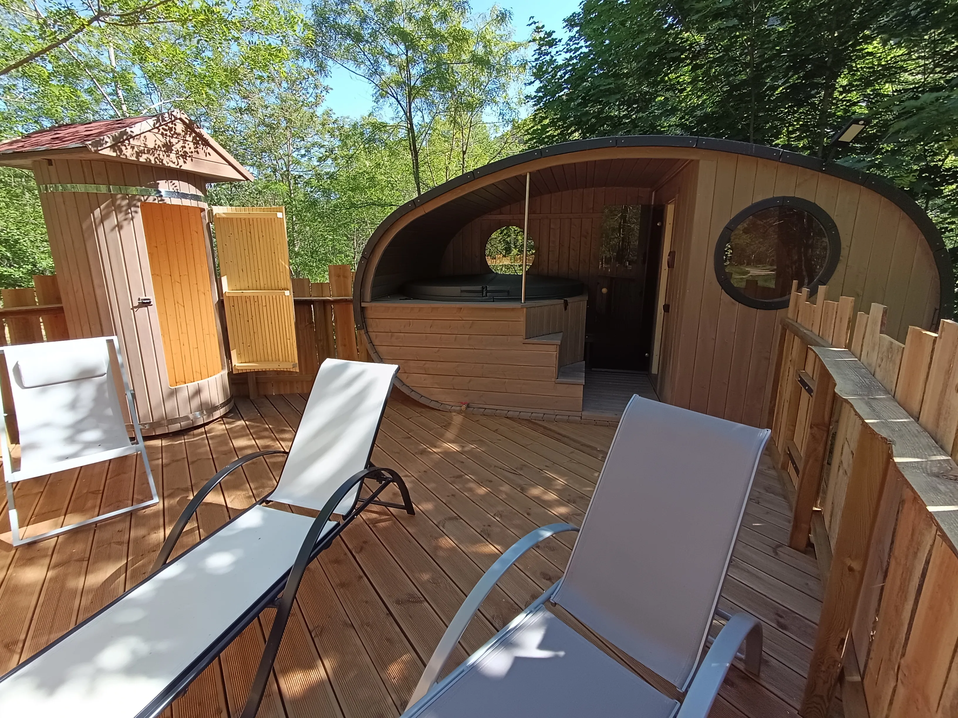 L’espace bien-être : sauna et spa, en bois, sous les arbres