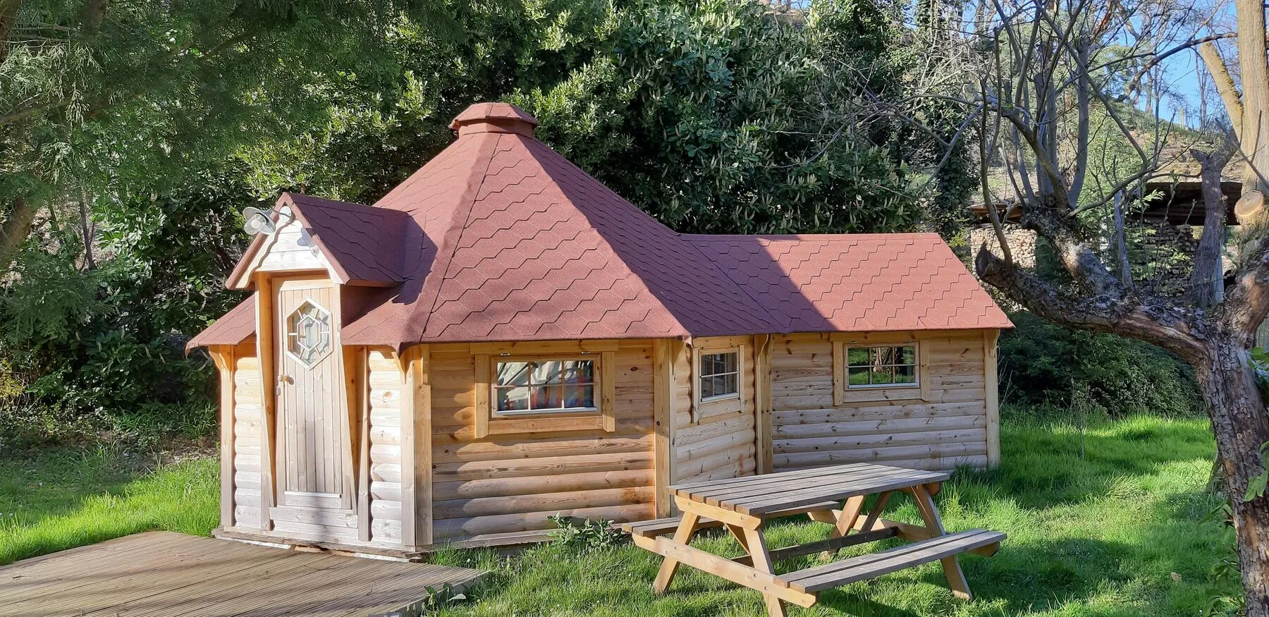 Le Kota finlandais, chalet hexagonal en demi-rondins de bois