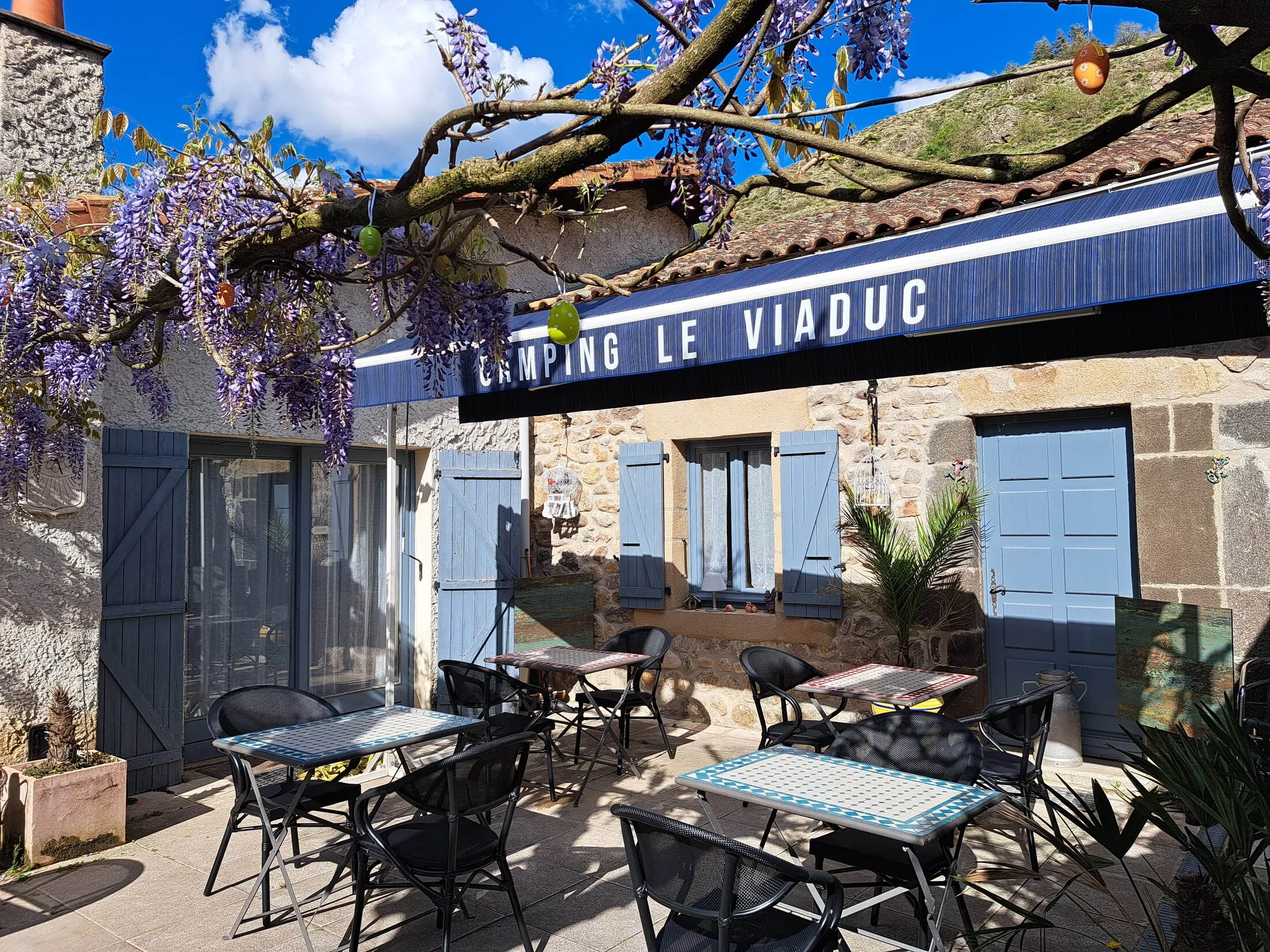La terrasse couverte du restaurant, face à la rivière