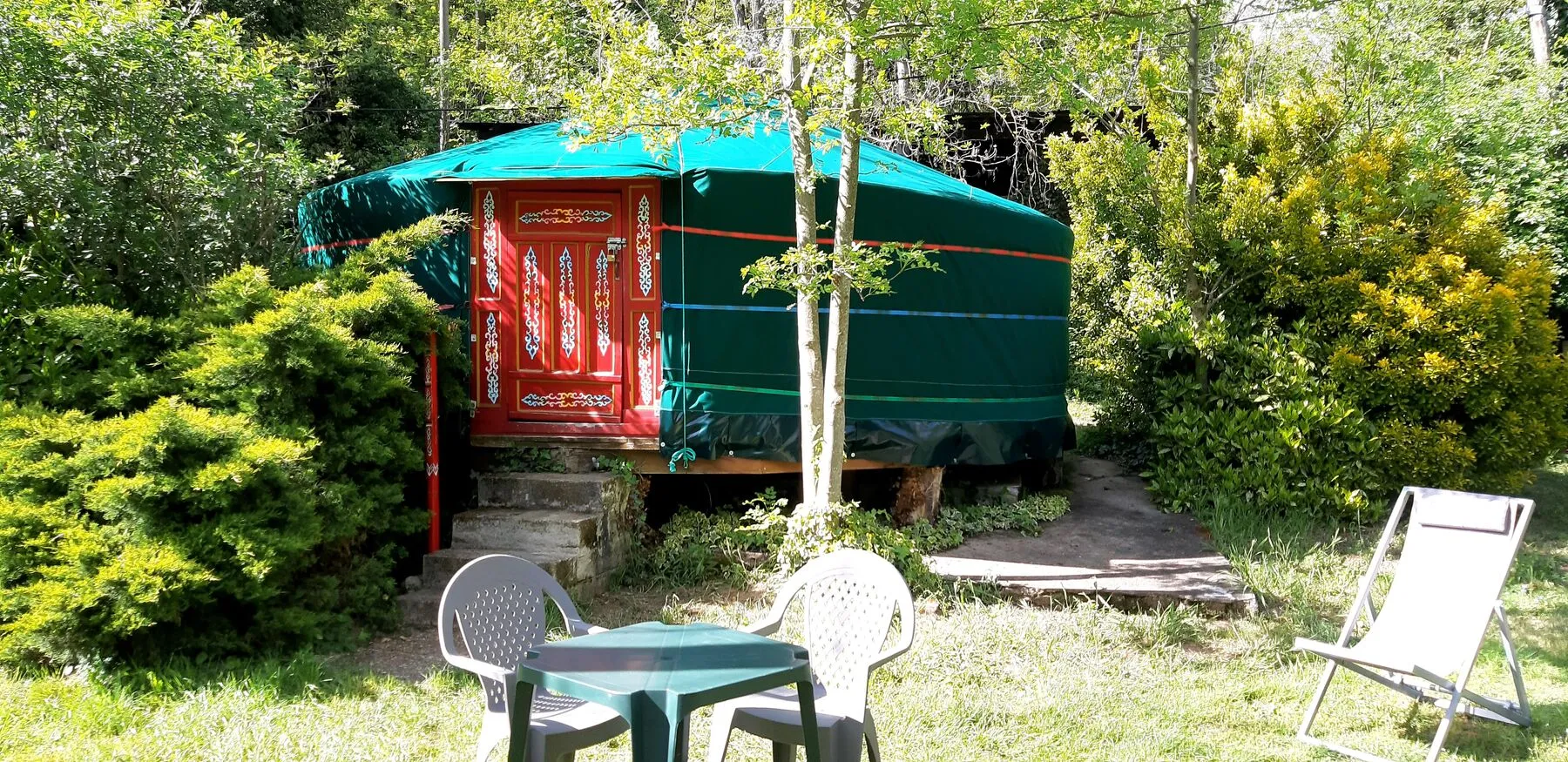 La yourte mongole n° 2 et sa porte rouge peinte