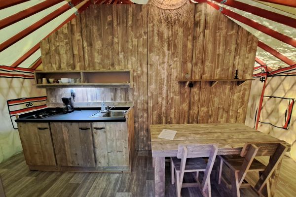yourte15-camping-le-viaduc-coin-repas-minD60ED5F7-C519-136F-AFB1-EA4C07CCE3DC.jpg